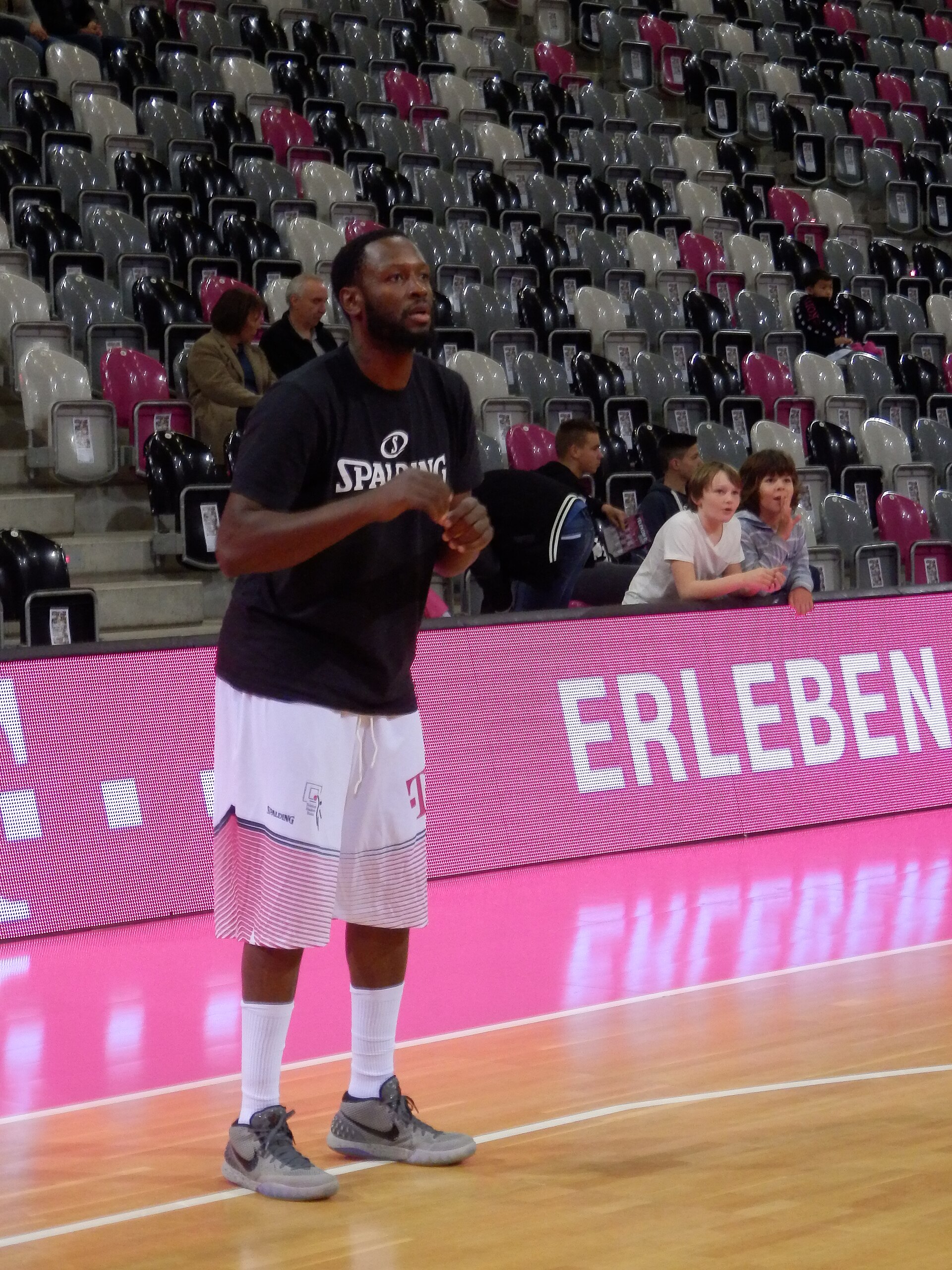 Imagem de referência de Jimmy McKinney, descrito nos dados abertos como basquetebolista estadunidense