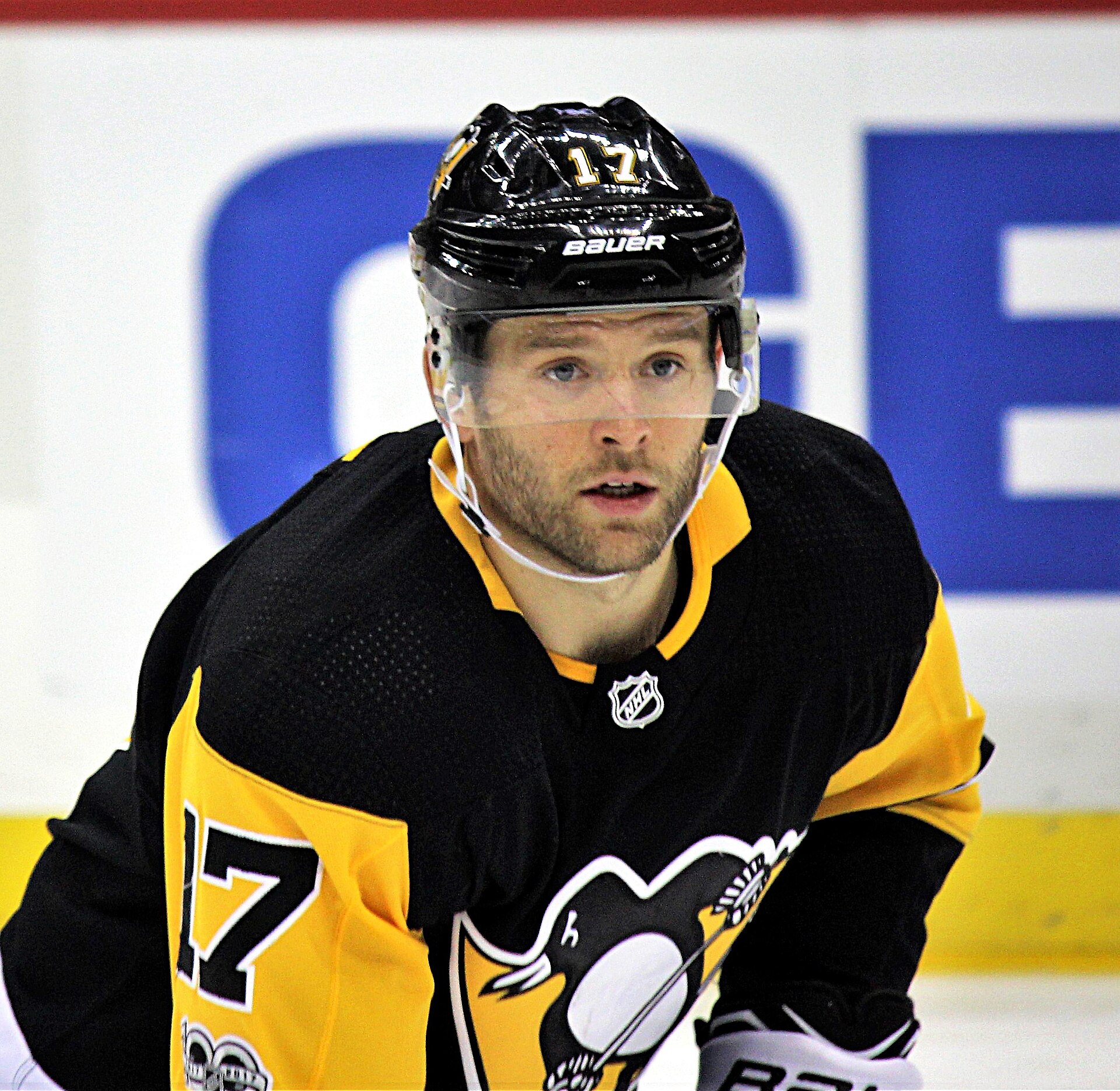 Imagem de referência de Bryan Rust, descrito nos dados abertos como jogador americano de hóquei no gelo