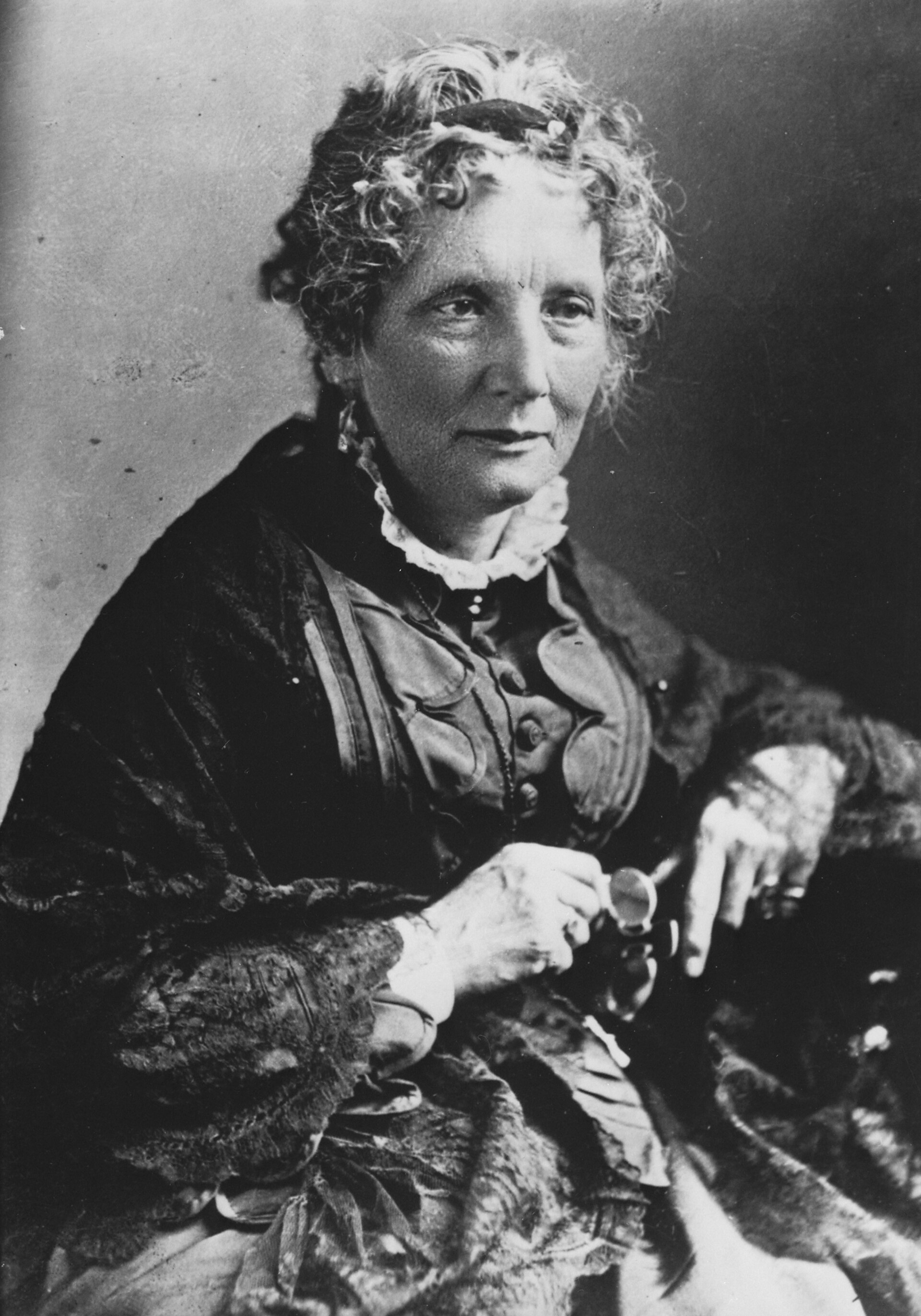 Imagem de referência relacionada a Harriet Beecher Stowe, item descrito como abolicionista e escritora estadunidense