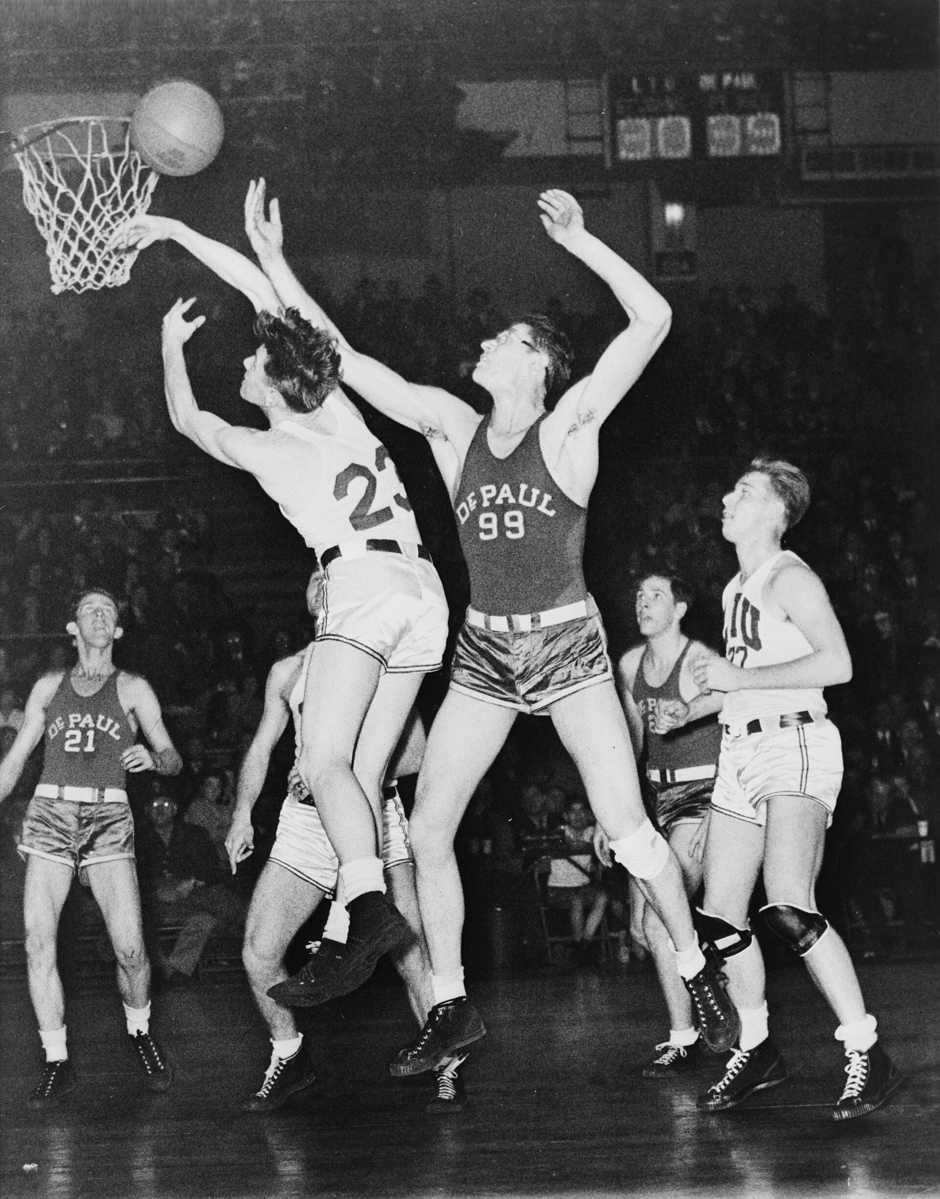 Imagem de referência relacionada a Carl Meinhold, item descrito como basquetebolista estadunidense