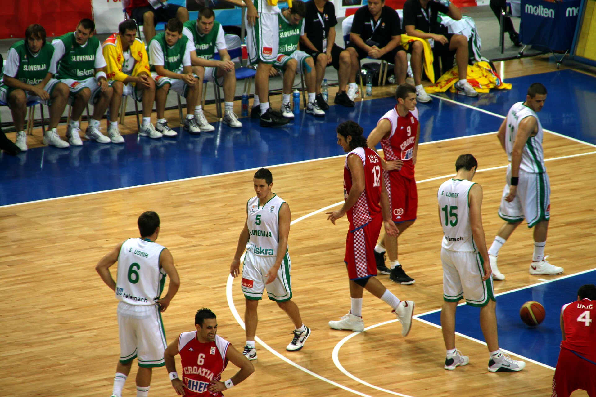Imagem de referência relacionada a Uroš Slokar, item descrito como jogador de basquetebol esloveno