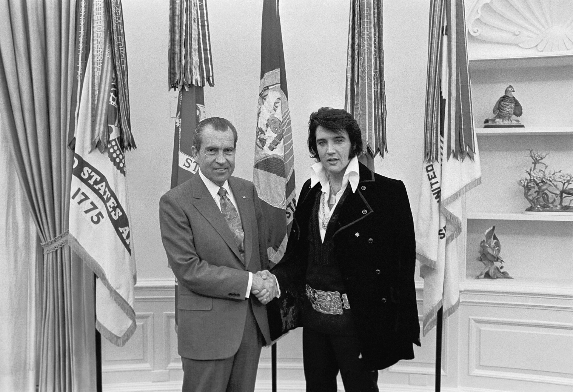 Imagem de referência de Elvis Presley, descrito nos dados abertos como cantor, músico e ator estadunidense