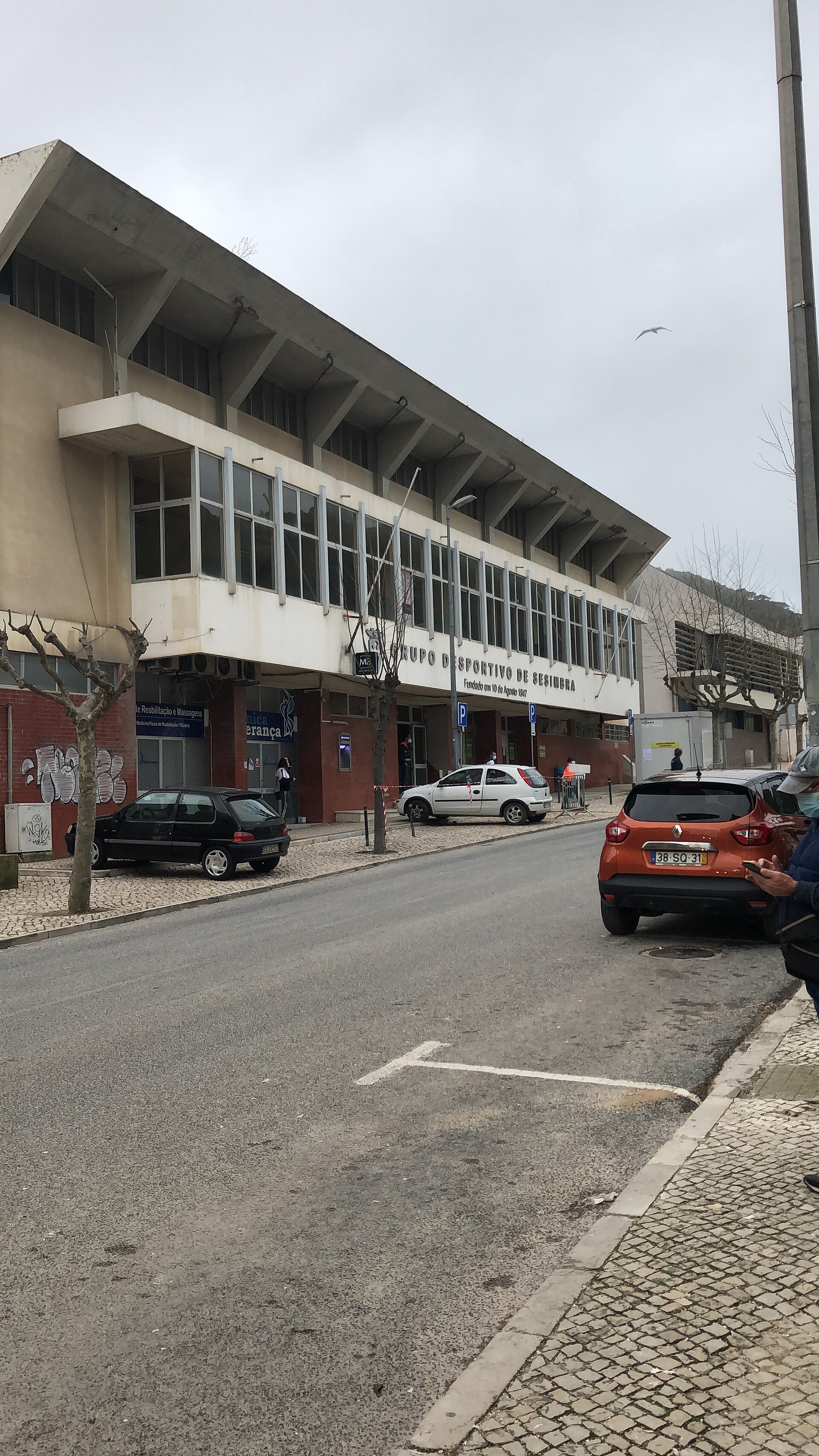 Imagem de referência de Pavilhão Gimnodesportivo de Sesimbra, descrito nos dados abertos como pavilhão desportivo em Sesimbra, Portugal