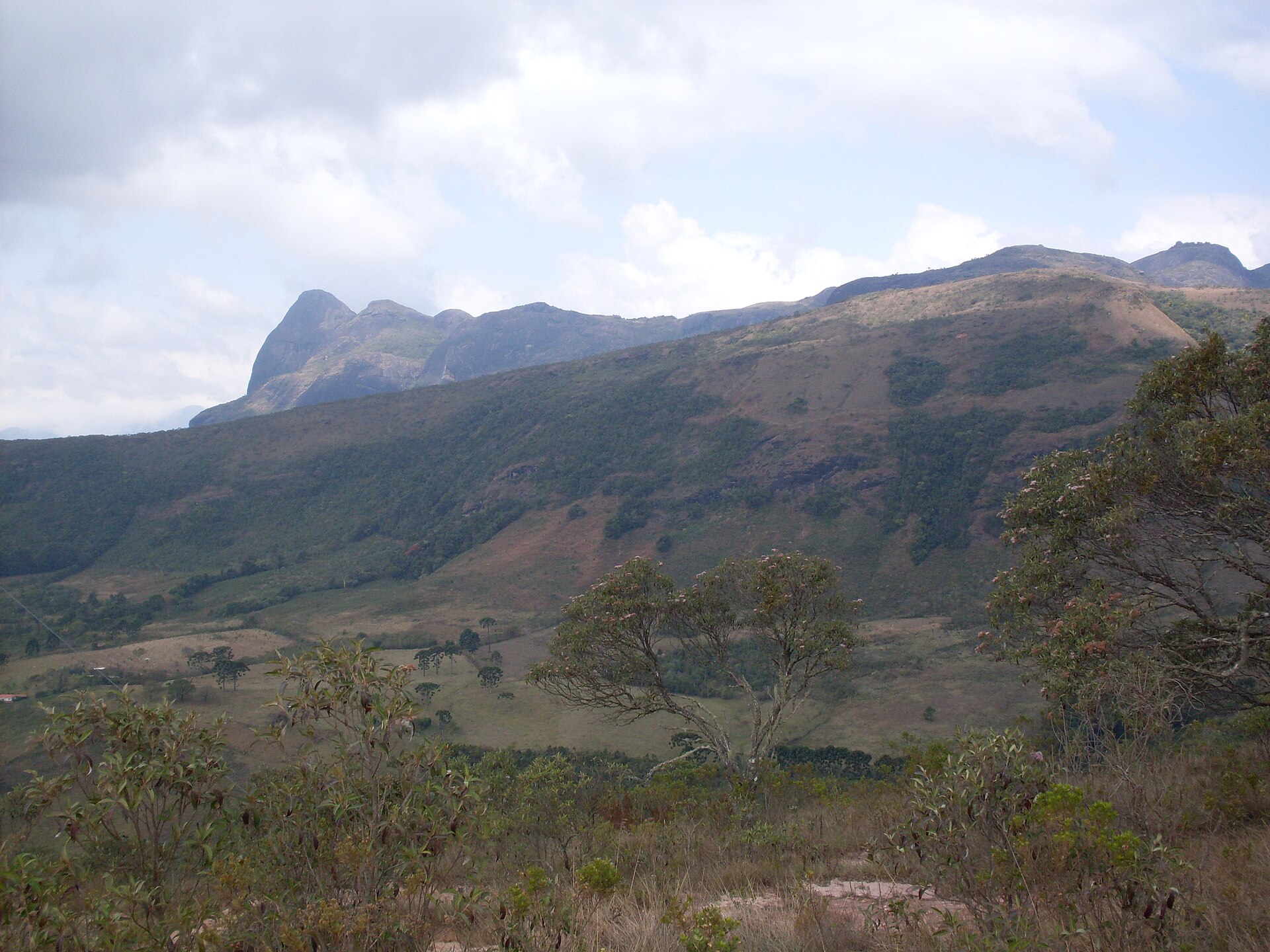 Imagem de referência de Pico do Papagaio (Minas Gerais), descrito nos dados abertos como cordilheira no estado de MG, Brasil