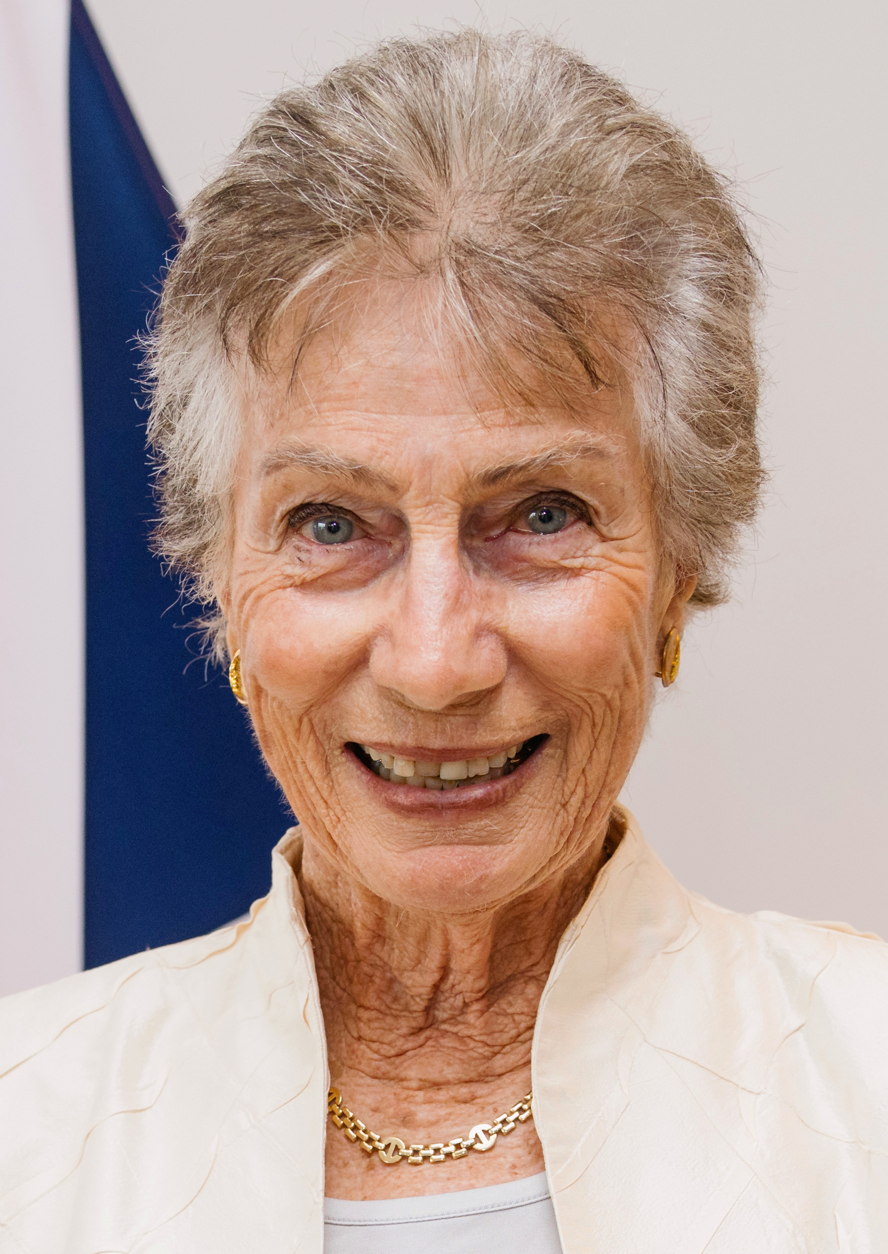 Imagem de referência relacionada a Virginia Wade, item descrito como tenista britânica