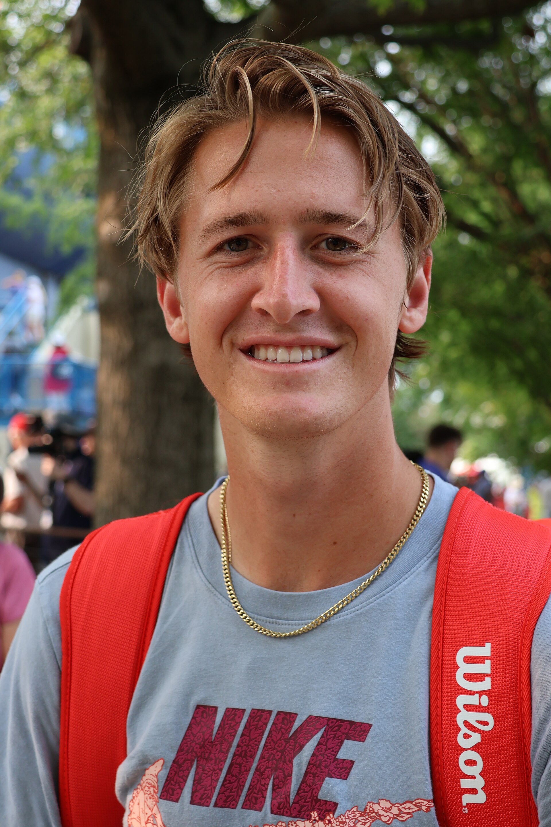 Imagem de referência relacionada a Sebastian Korda, item descrito como tenista americano