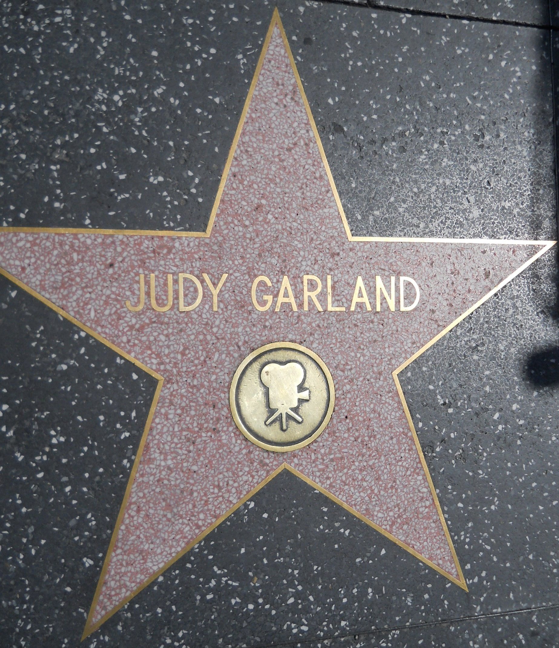 Imagem de referência de Judy Garland, descrito nos dados abertos como atriz americana (1922–1969)