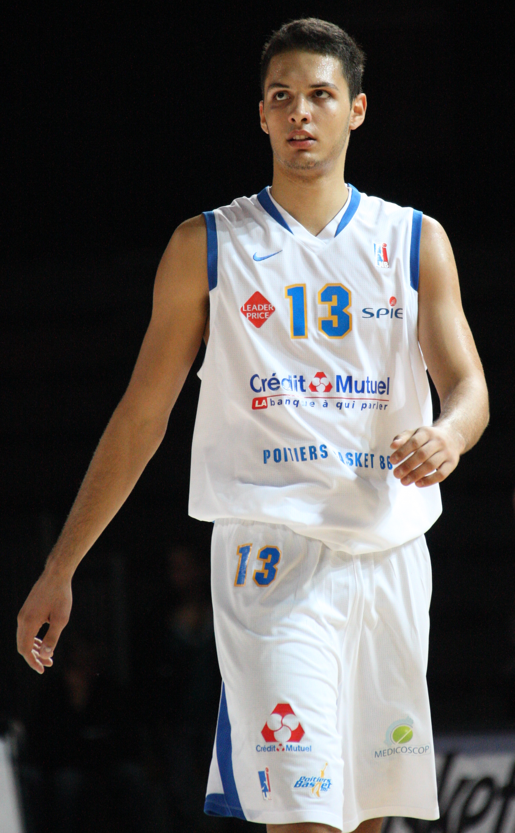Imagem de referência relacionada a Evan Fournier, item descrito como jogador de basquete francês