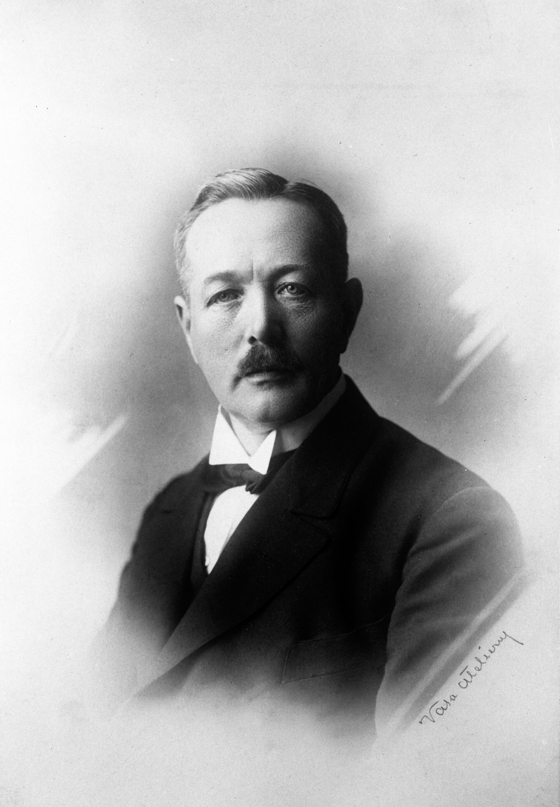 Imagem de referência de Hans Pulver, descrito nos dados abertos como futebolista suíço (1902-1977)