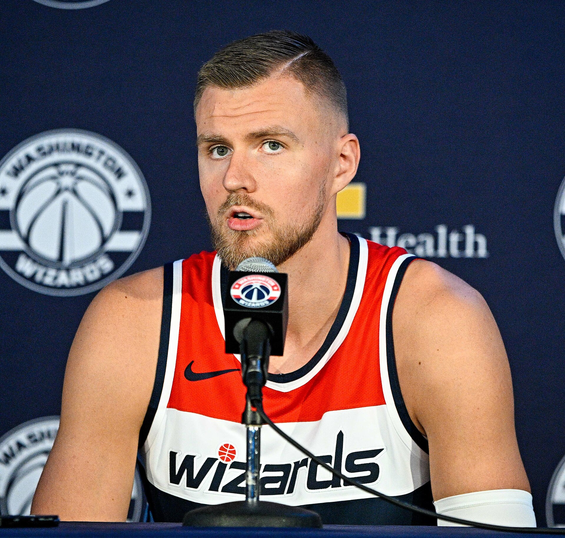 Imagem de referência de Kristaps Porziņģis, descrito nos dados abertos como jogador de basquetebol letão