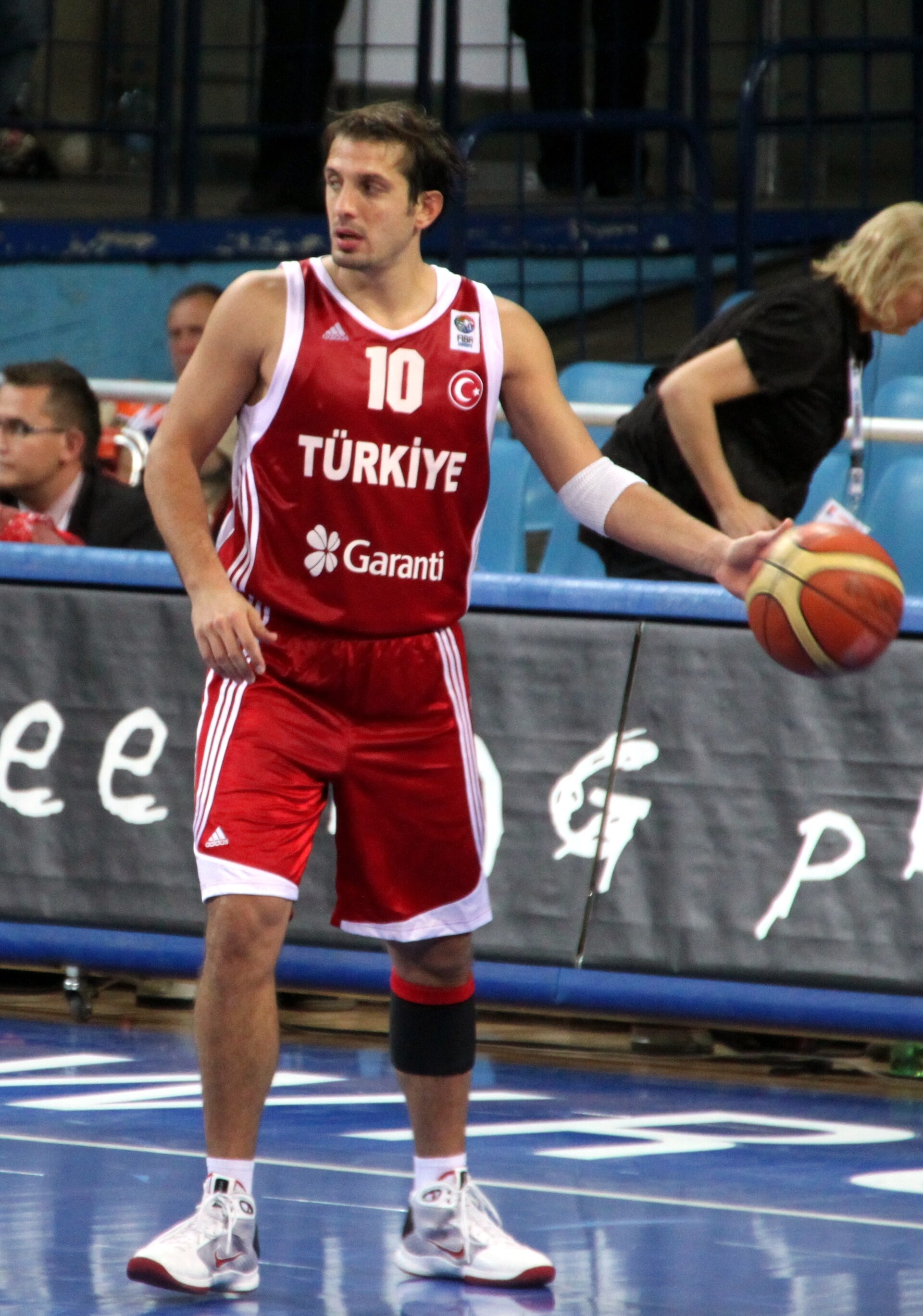 Imagem de referência relacionada a Kerem Tunçeri, item descrito como jogador de basquetebol turco