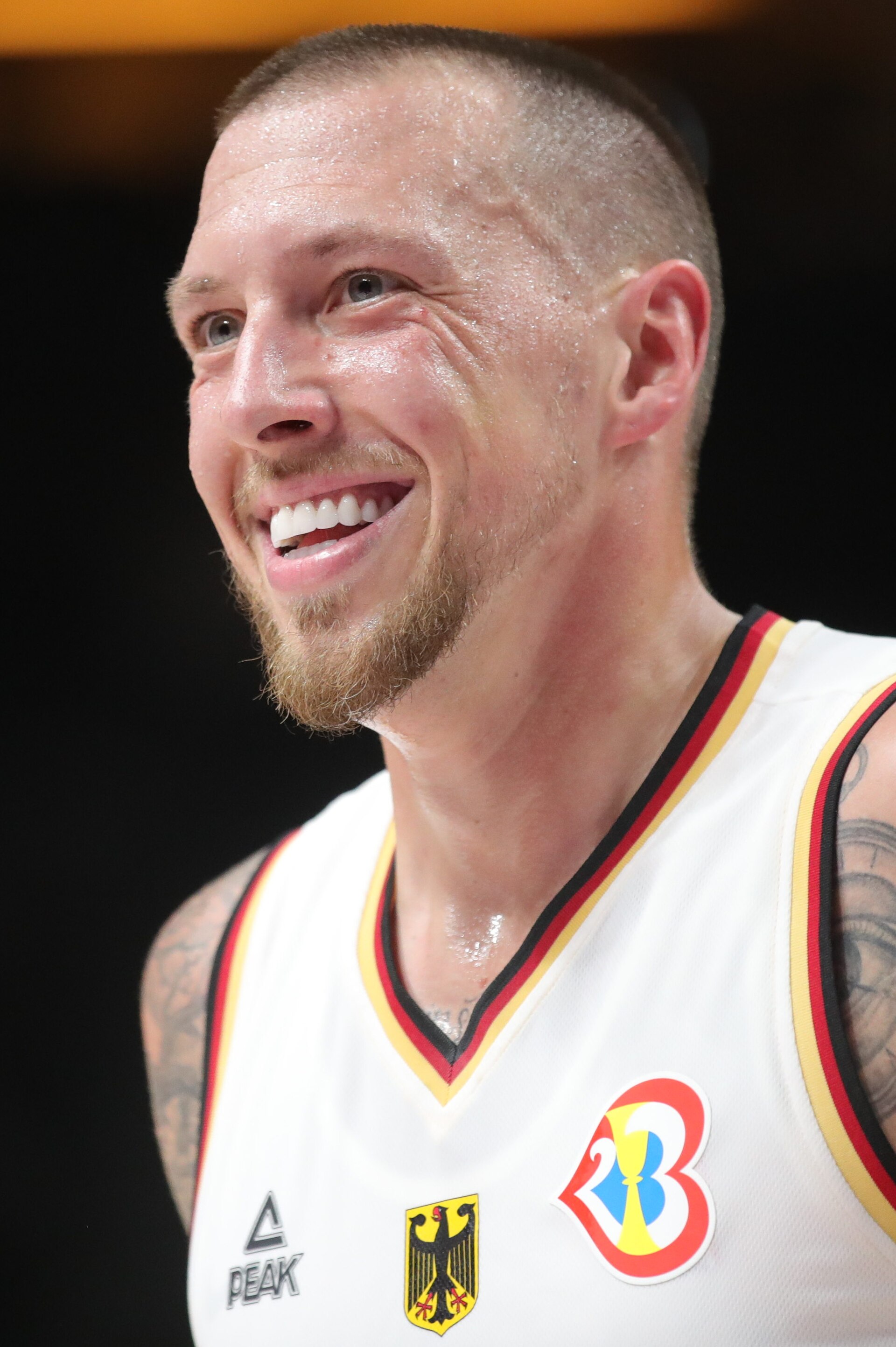 Imagem de referência relacionada a Daniel Theis, item descrito como jogador de basquete alemão