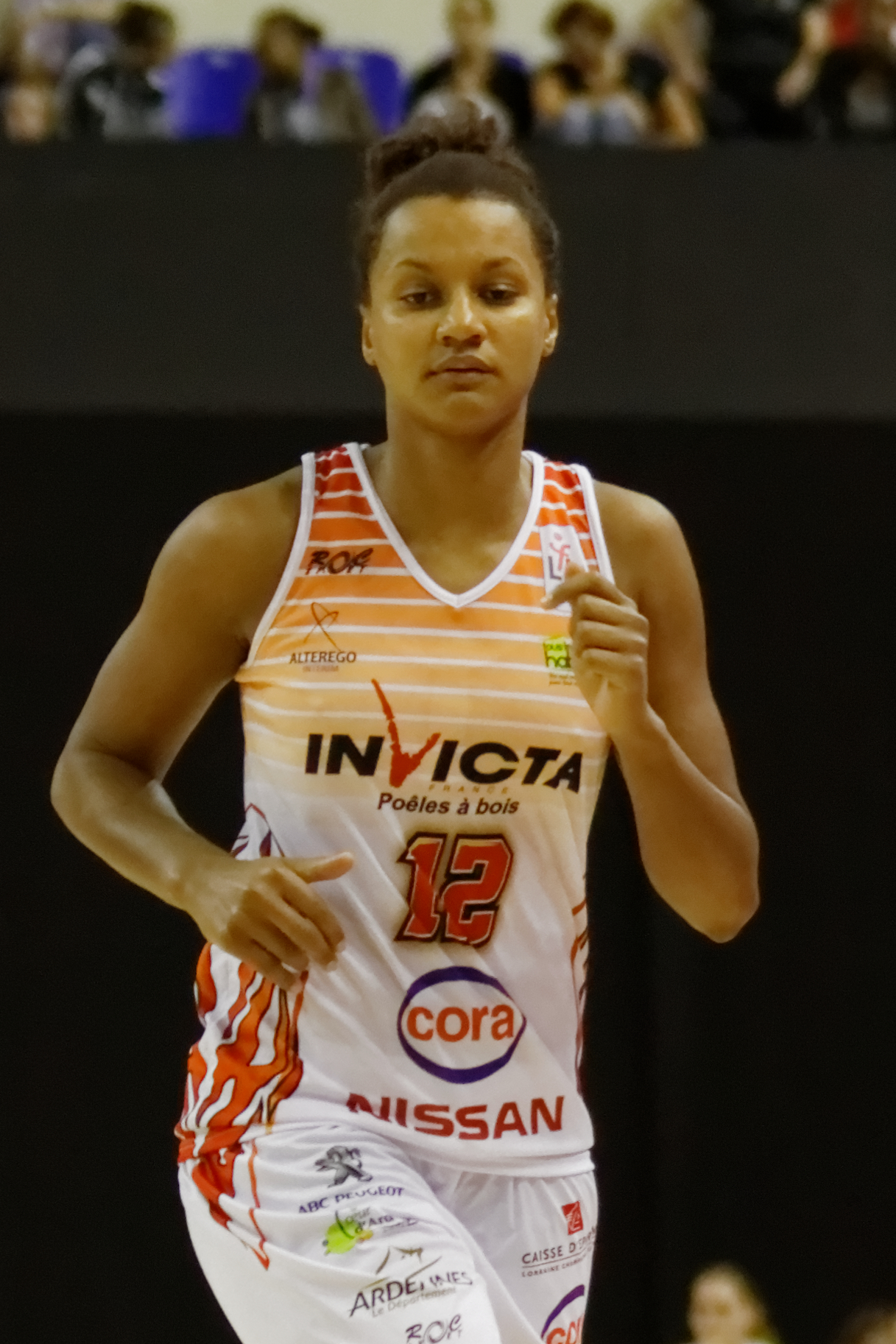 Imagem de referência relacionada a Yacine Sene, item descrito como jogadora de basquetebol francesa