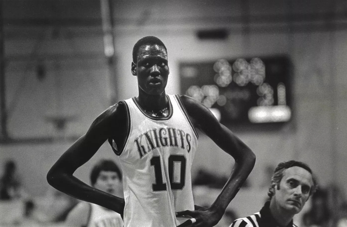 Imagem de referência relacionada a Manute Bol, item descrito como basquetebolista e ativista sul-sudanês (1962–2010)