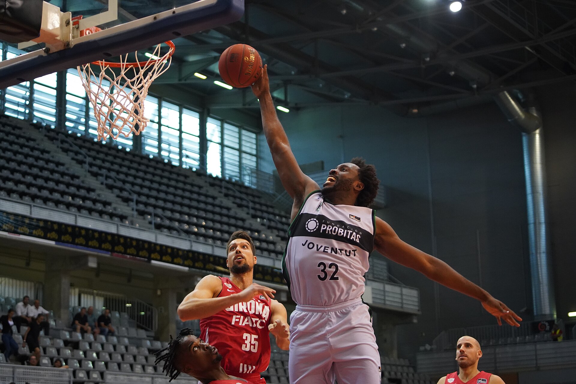 Imagem de referência de Chinanu Onuaku, descrito nos dados abertos como basquetebolista estadunidense