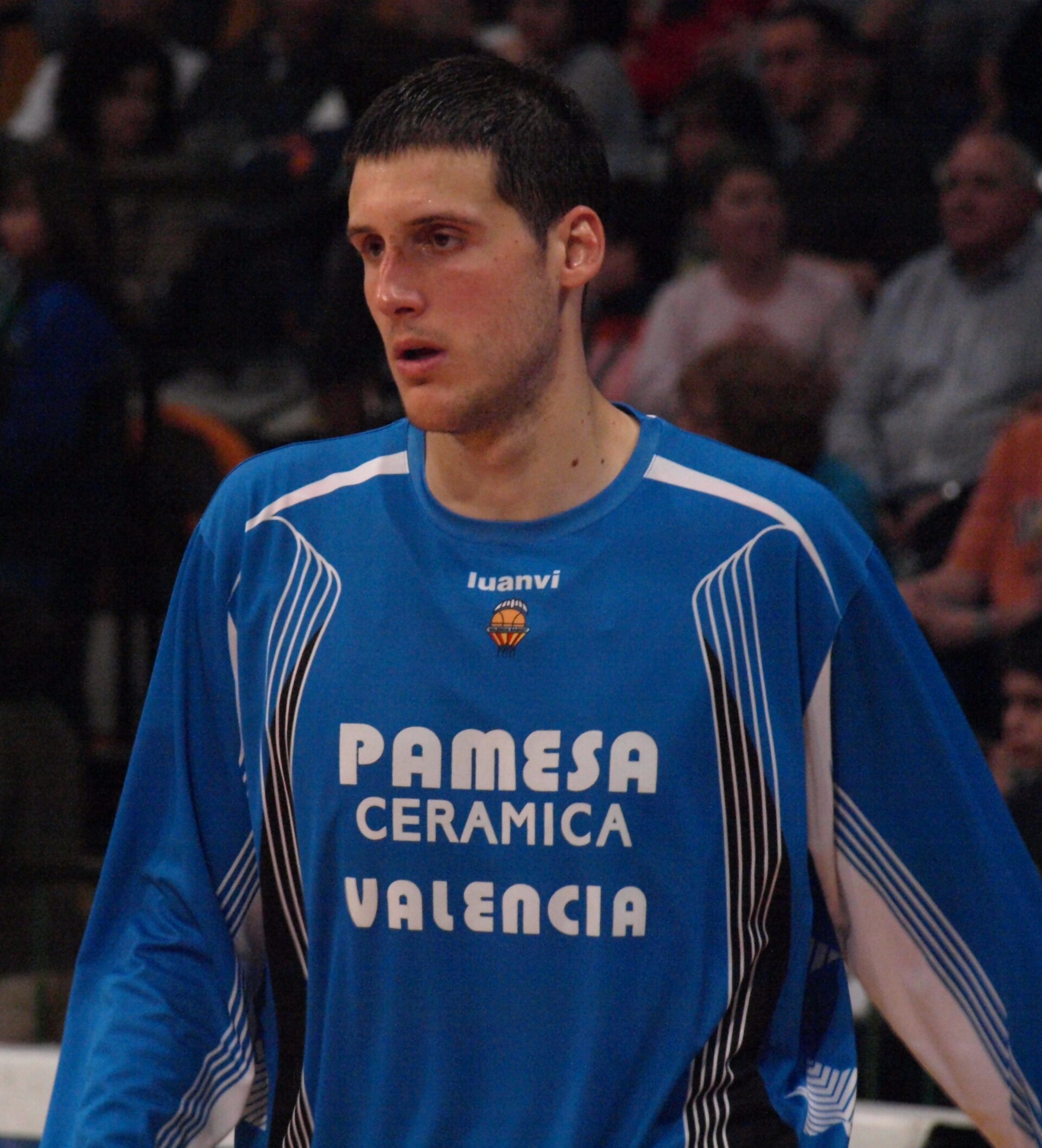Imagem de referência relacionada a Kosta Perović, item descrito como jogador de basquetebol sérvio
