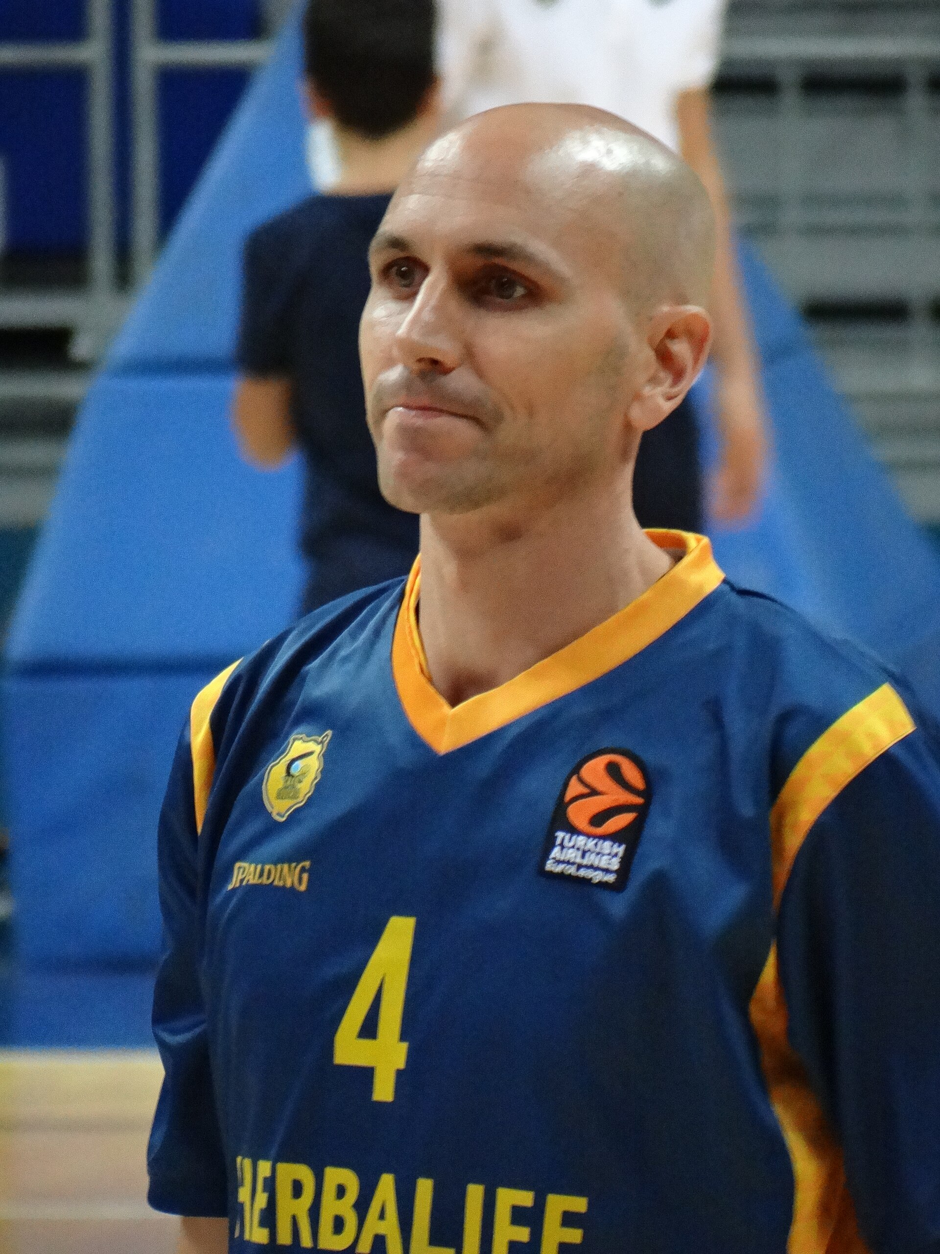Imagem de referência relacionada a Albert Oliver, item descrito como jogador de basquetebol espanhol