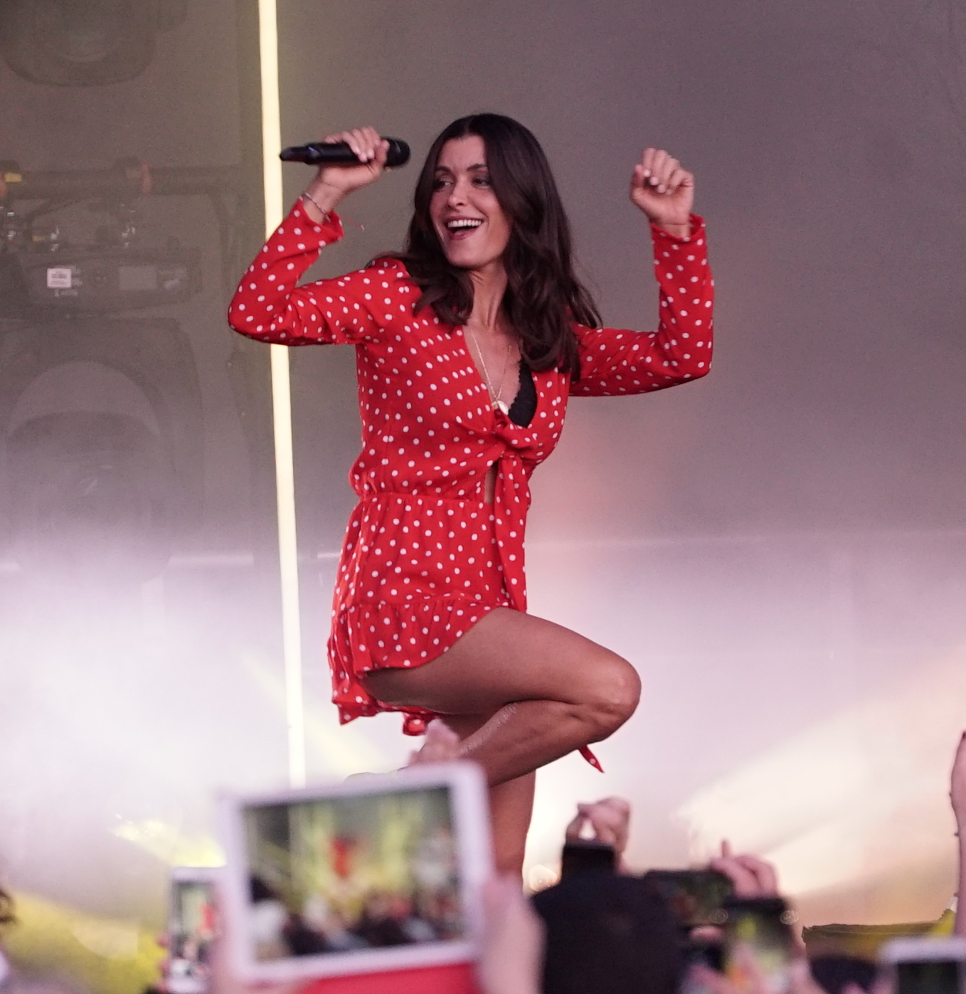 Imagem de referência relacionada a Jenifer, item descrito como cantora francesa