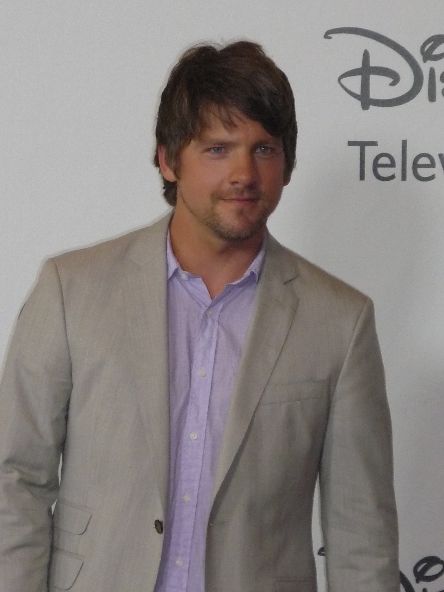 Imagem de referência relacionada a Zachary Knighton, item descrito como registro de referência sobre Zachary Knighton, organizado a partir de dados estruturados abertos