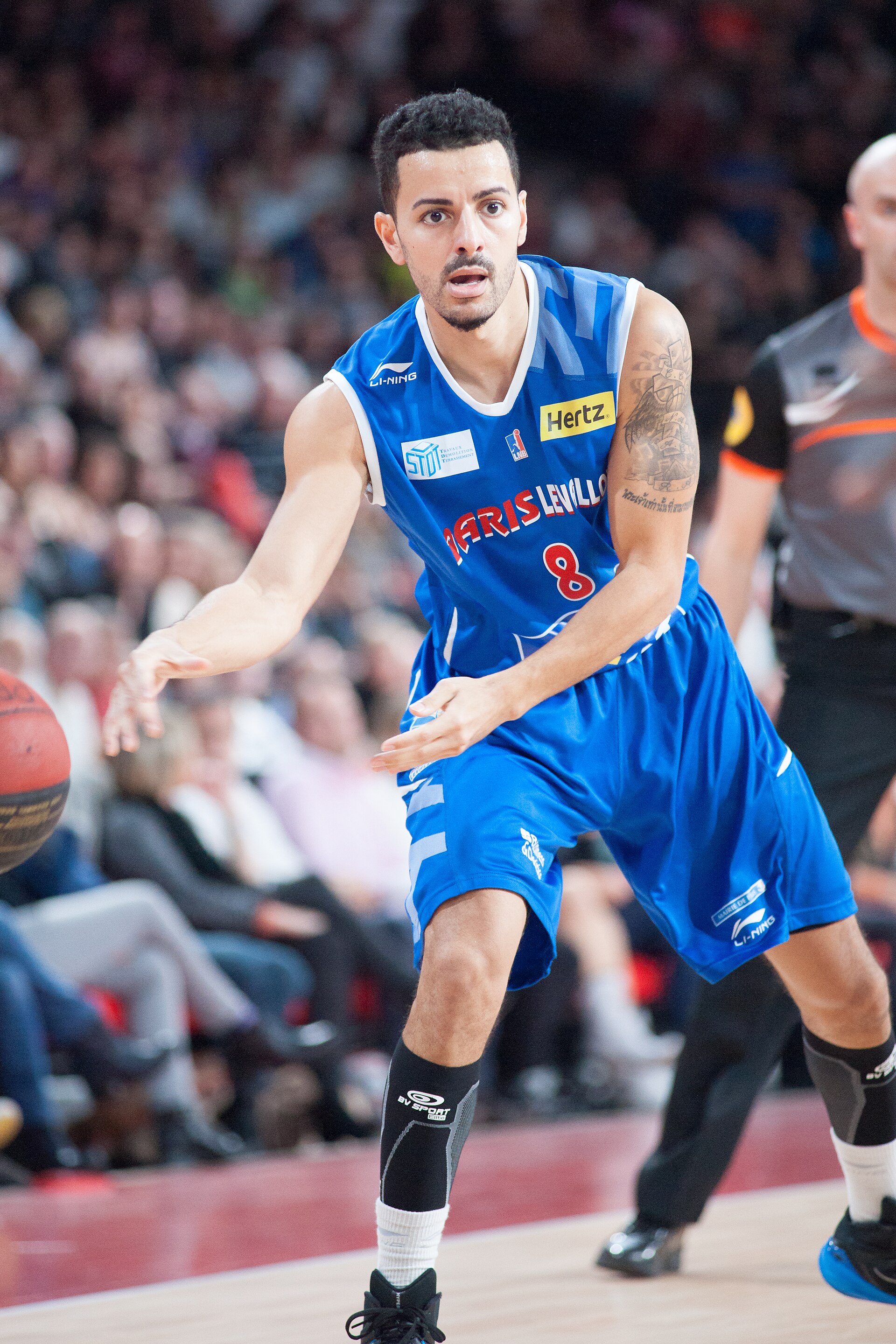 Imagem de referência relacionada a Xavier Corosine, item descrito como jogador de basquete francês