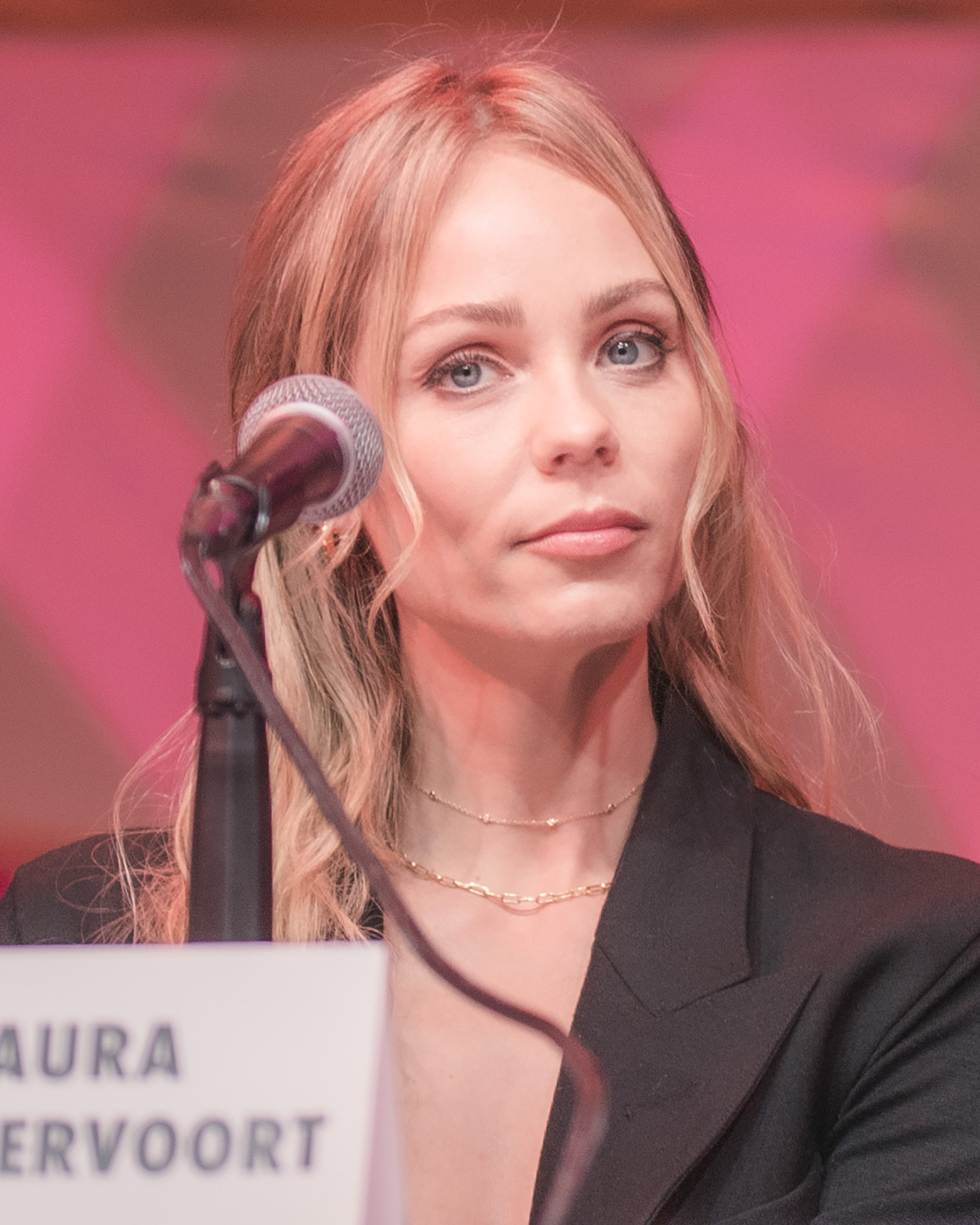 Imagem de referência de Laura Vandervoort, descrito nos dados abertos como atriz canadense