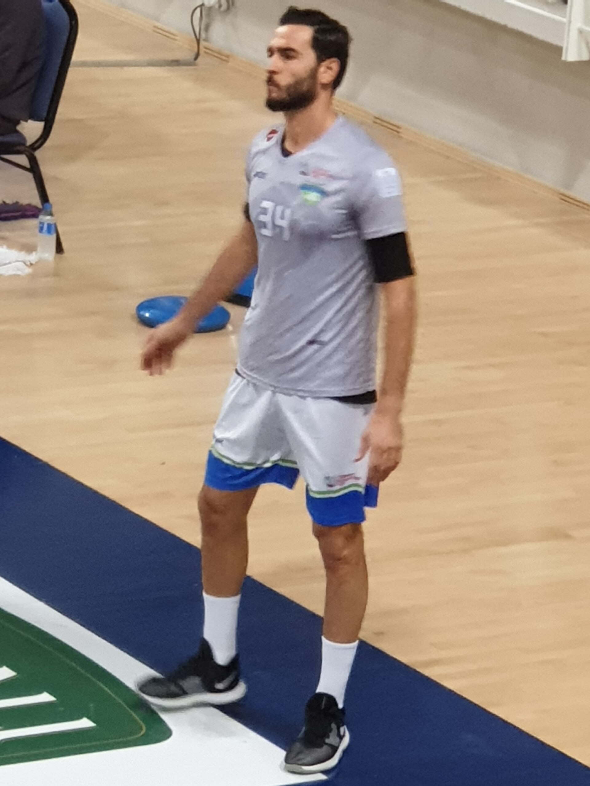 Imagem de referência relacionada a Soner Şentürk, item descrito como jogador de basquetebol turco