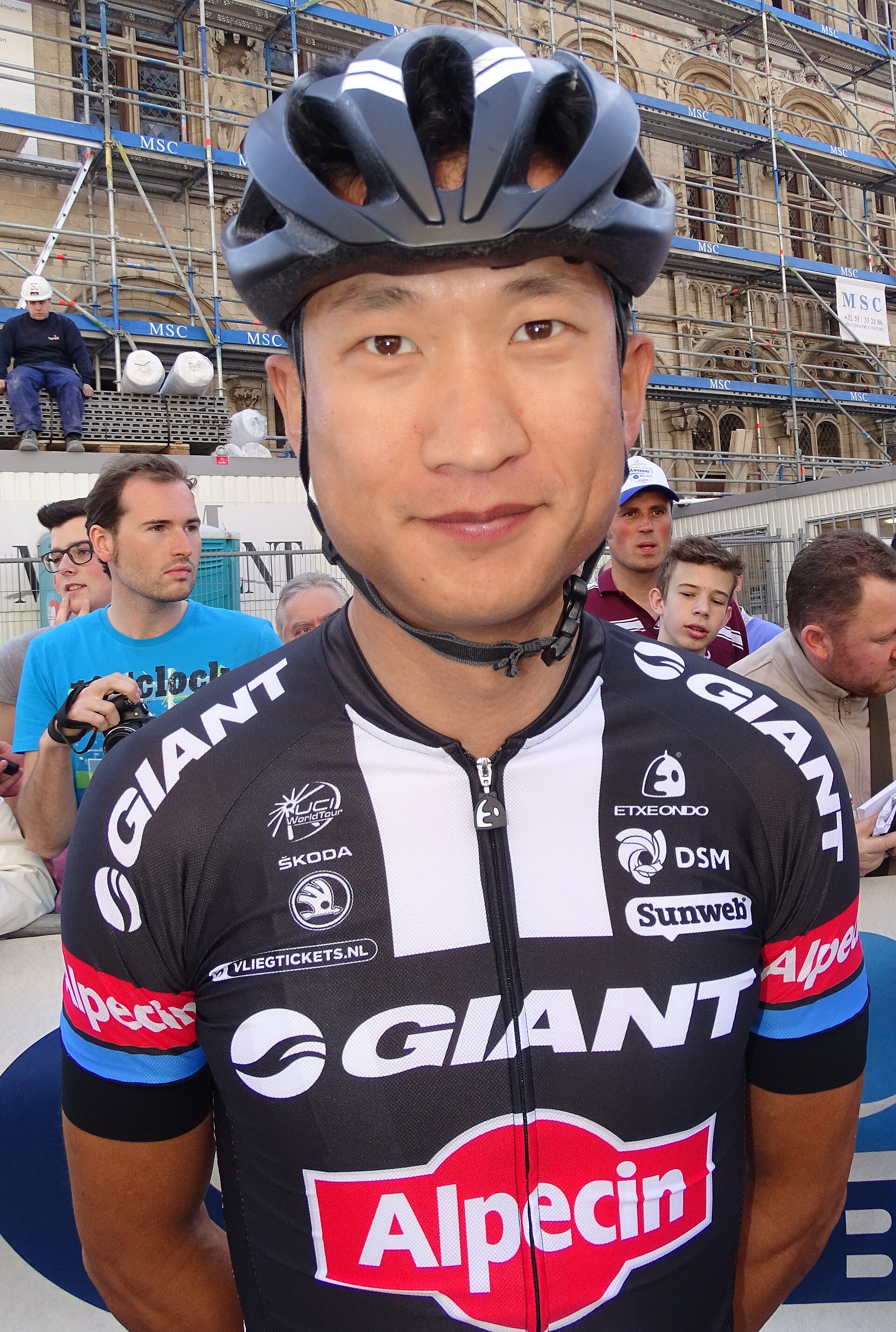 Imagem de referência de Ji Cheng, descrito nos dados abertos como ciclista chinês
