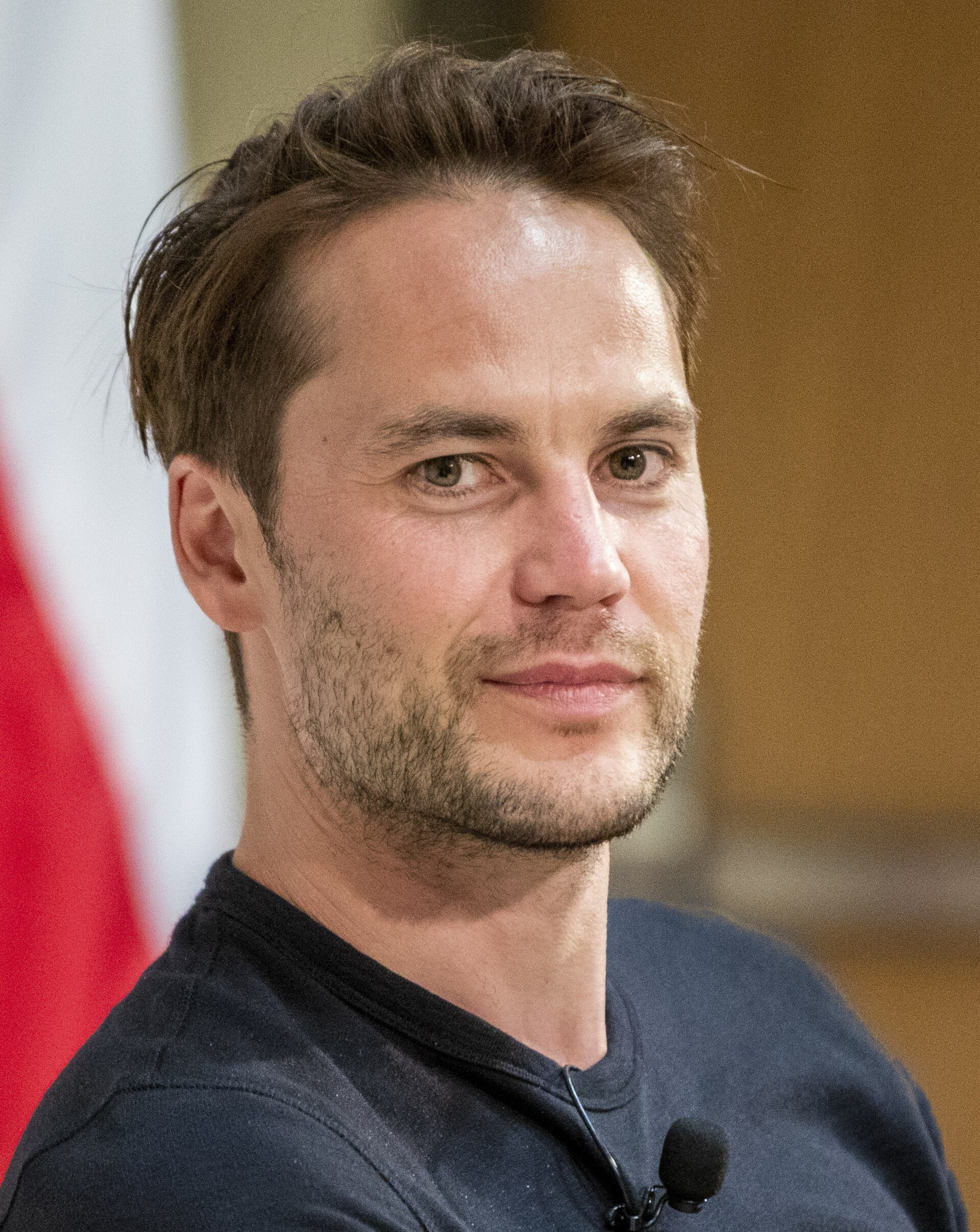 Imagem de referência de Taylor Kitsch, descrito nos dados abertos como ator, modelo e jogador de hóquei no gelo canadense
