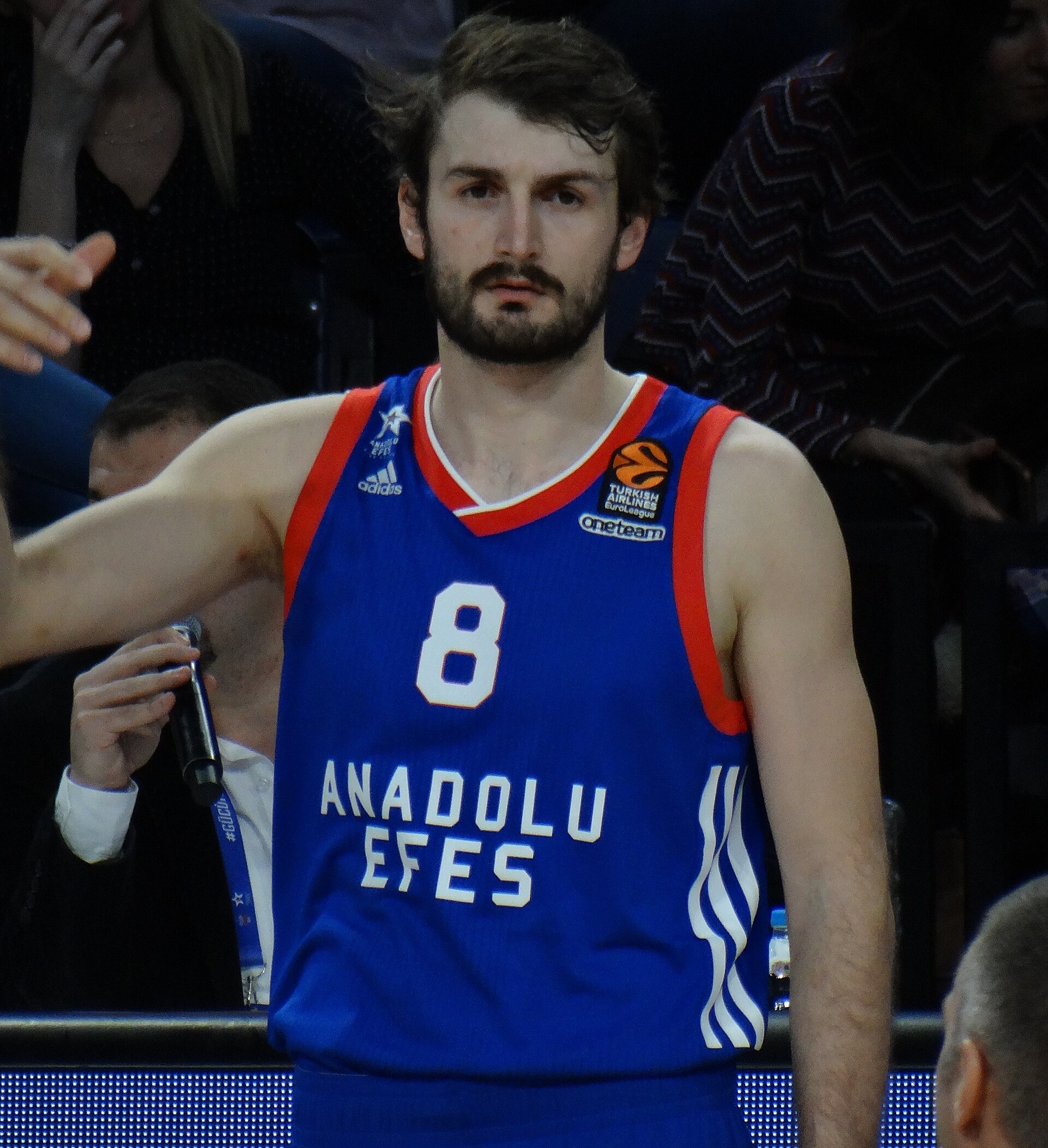 Imagem de referência relacionada a Birkan Batuk, item descrito como jogador de basquetebol turco