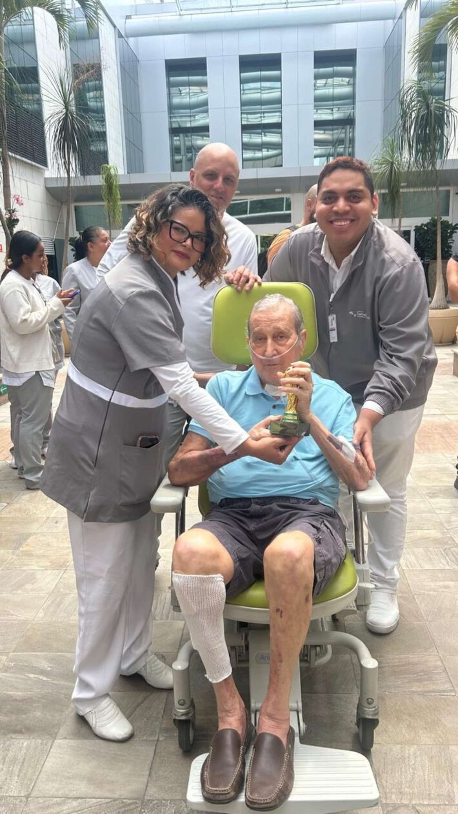 Carlos Alberto Parreira recebe alta ap&oacute;s tr&ecirc;s meses internado: &lsquo;Fico agradecido por esse carinho'.