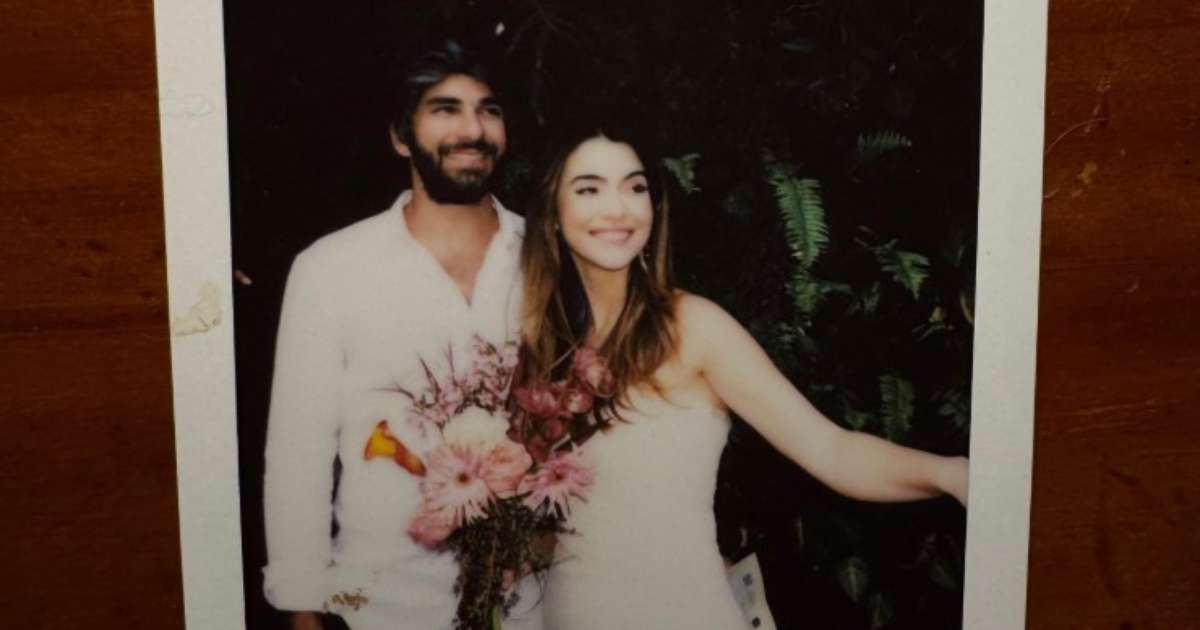 Hugo Moura, ex de Deborah Secco, mostra registro de casamento com jornalista pela primeira vez
