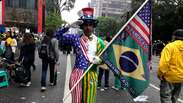 No dia da Independência do Brasil, manifestante se veste de Tio Sam e declara apoio a Flávio Bolsonaro