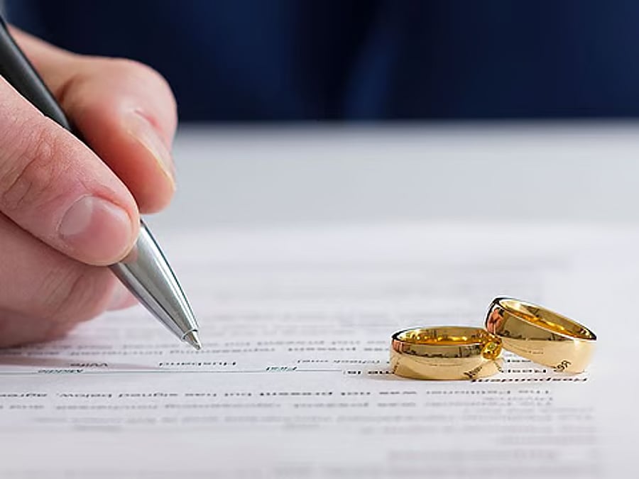 Homem promete casar-se com mulher, toma seu dinheiro e é condenado a pagar Dhs 58.700
