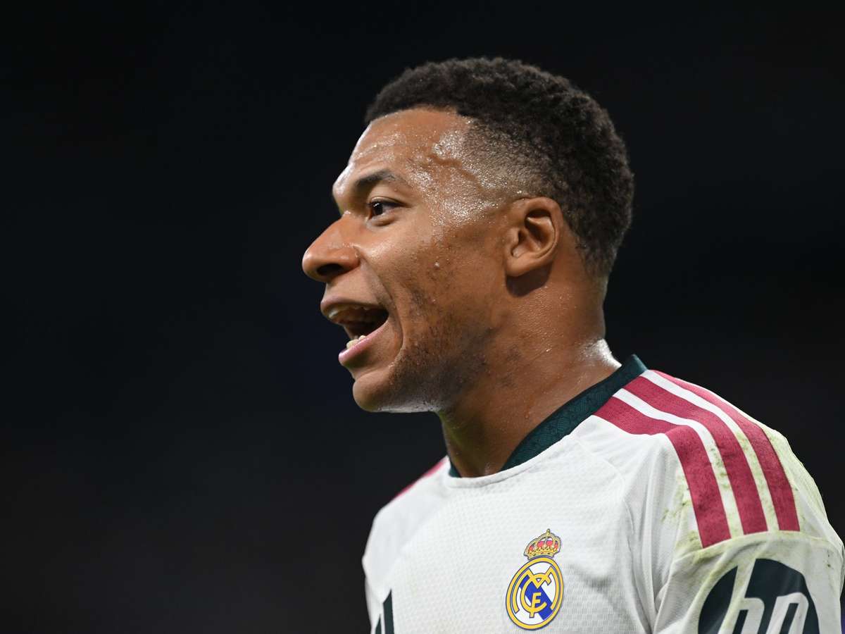Betis provoca irmãos Mbappé após expulsão de Ethan na Champions