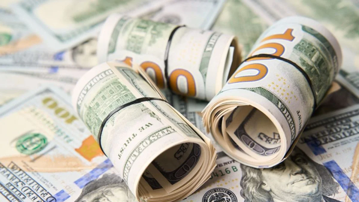 Dólar sobe com disparada do petróleo e inflação nos EUA. Bolsa cai