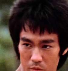 Frase do dia de Bruce Lee: 'Esperar que a vida te trate bem por ser uma boa pessoa é como esperar que um tigre ou um leão não te ataque por ser vegetariano'. Foto: Reprodução, Warner Bros. / Purepeople
