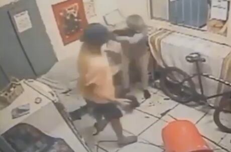 Homem se entrega à polícia após esfaquear idoso durante briga em hotel de Niterói (RJ)