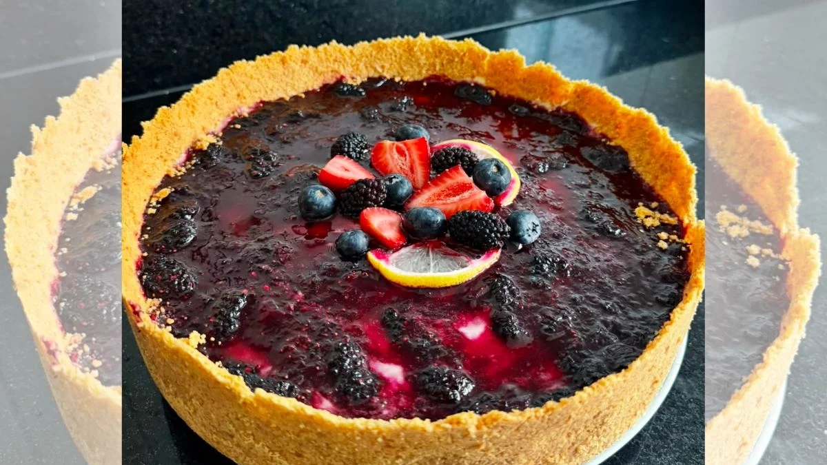 Torta aveludada com calda de frutas vermelhas é receita fácil e sofisticada