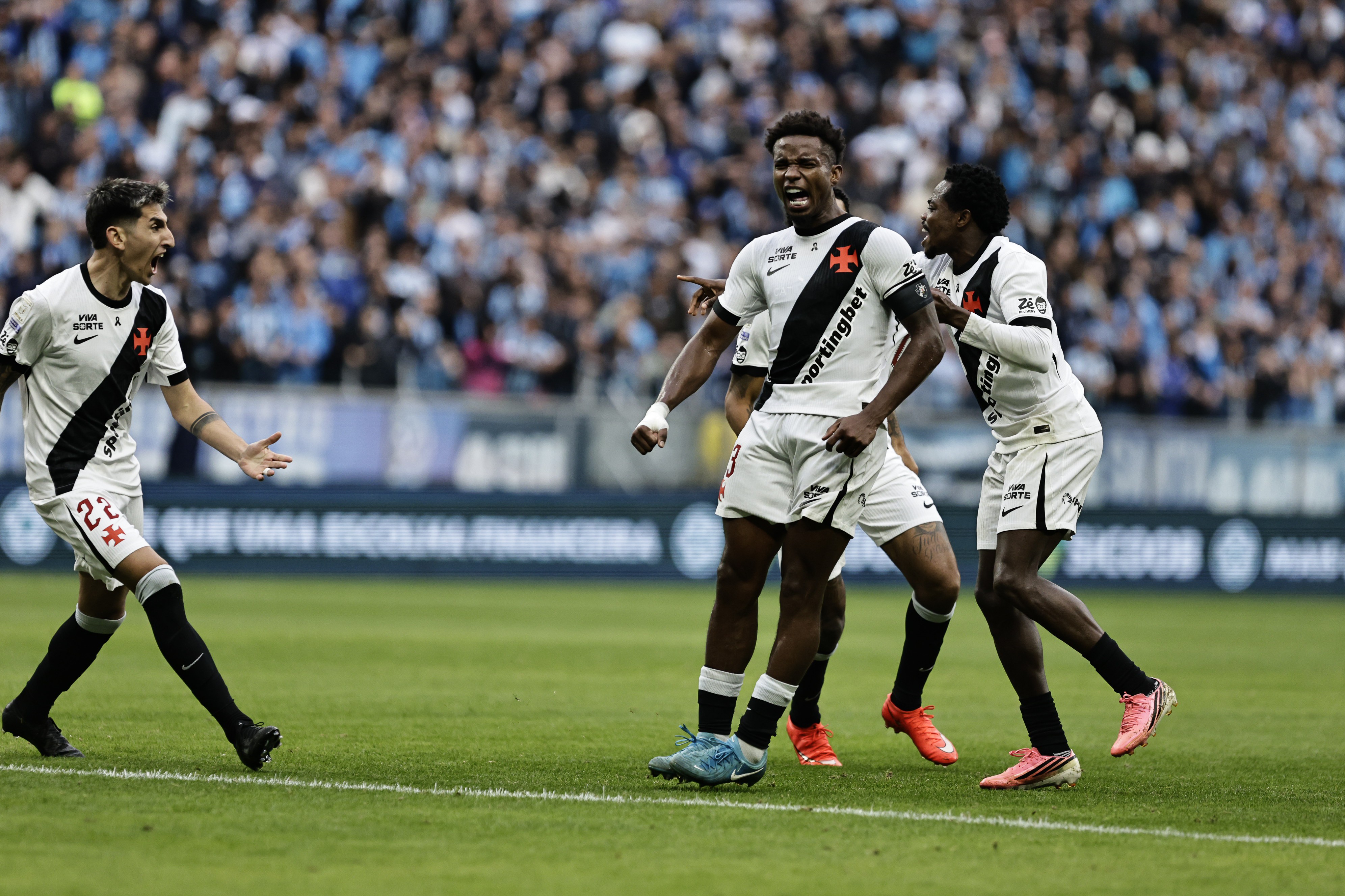 Thiago Mendes aprova postura do Vasco na virada sobre o Grêmio: "Não desistimos"