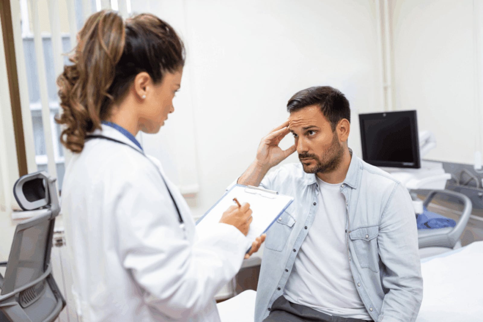 O uso frequente de medicamentos para dor de cabeça merece atenção Imagem: Photoroyalty | Shutterstock
