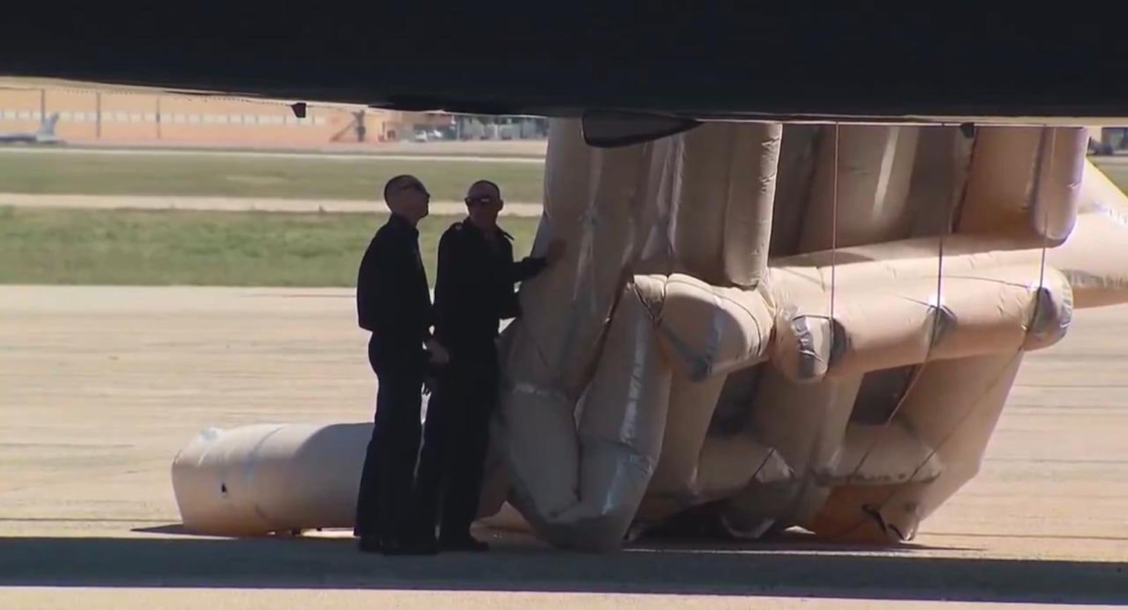 Escorregador do Air Force One foi acionado acidentalmente Reprodução redes sociais