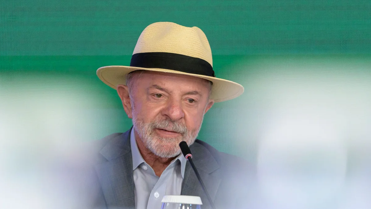 Lula nega prejuízo e chama fim da "taxa das blusinhas" de “reparação”