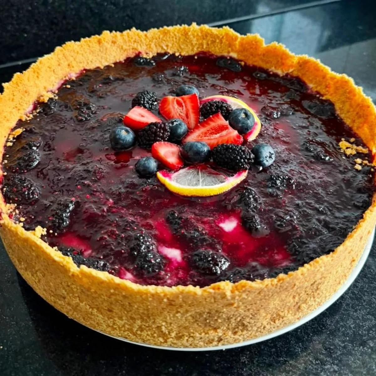 Torta aveludada com calda de frutas vermelhas é receita fácil e sofisticada