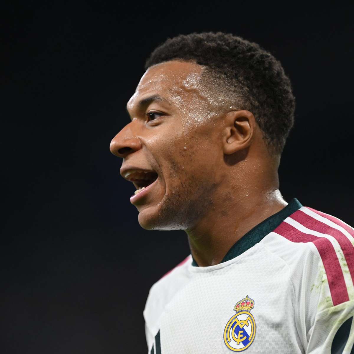 Betis provoca irmãos Mbappé após expulsão de Ethan na Champions