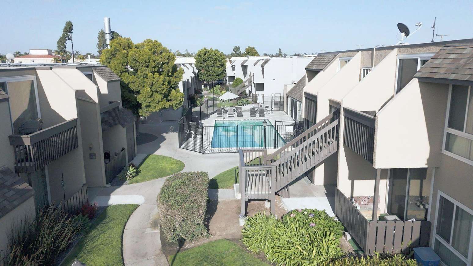 O complexo Parkwood Apartments, em imagem atual, nos subúrbios de San Diego