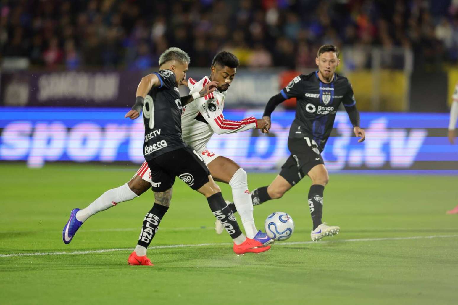 Bruno Henrique tenta passar pela marca&ccedil;&atilde;o de Loor. Carabajal acompanha a jogada &ndash;
