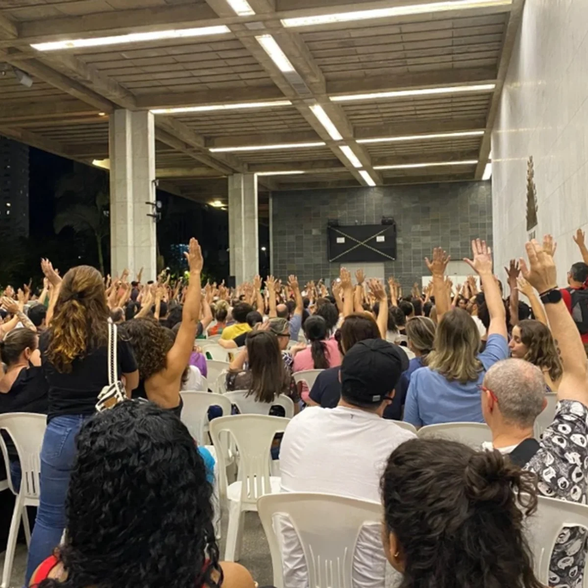 Professores de escolas particulares de BH discutem greve nesta quinta