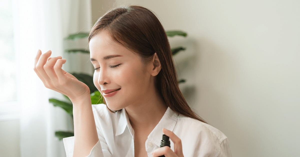 Do chá verde ao vetiver: como as notas olfativas constroem a personalidade de um perfume