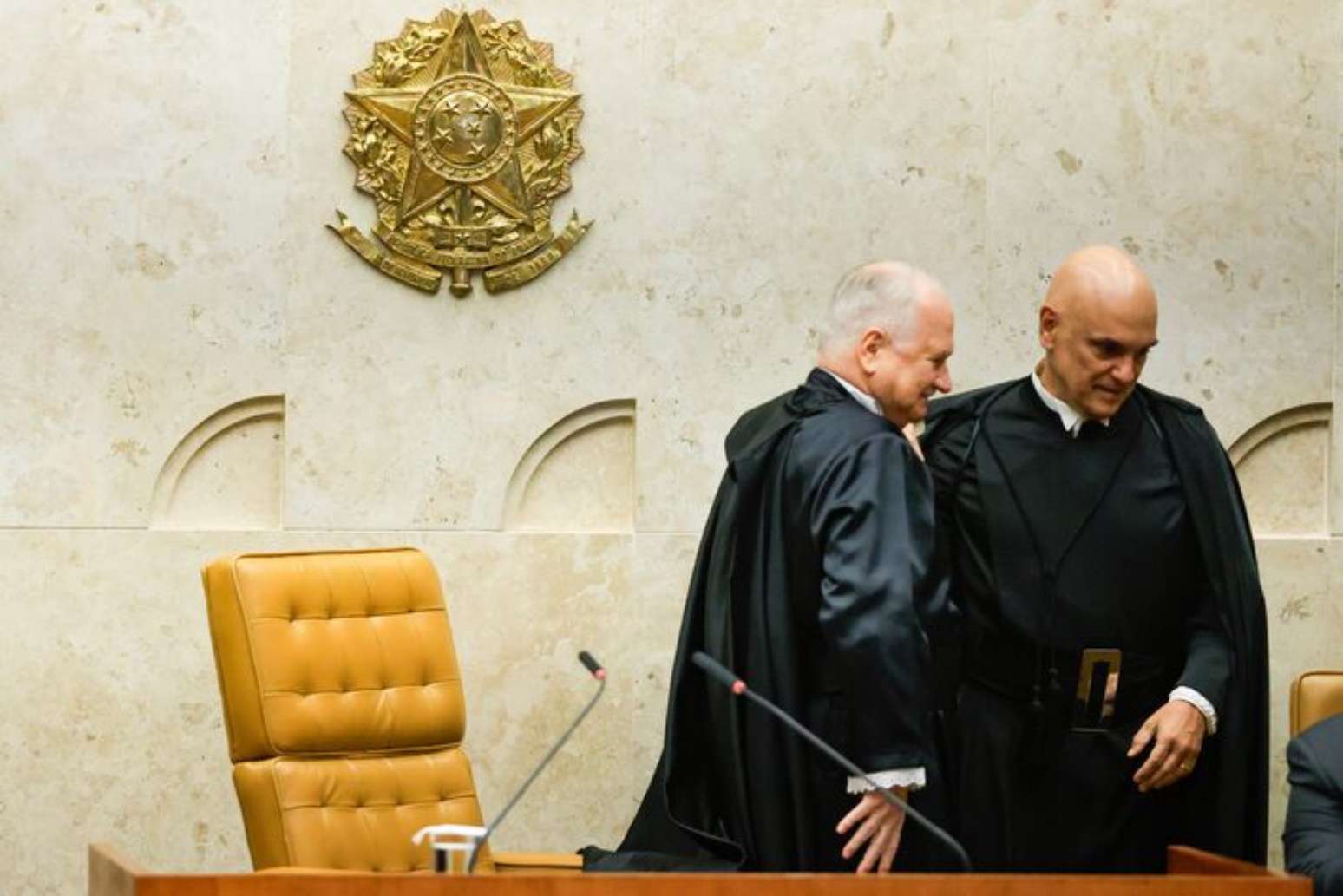Os ministros Edson Fachin e Alexandre de Moraes no plenário do Supremo Tribunal Federal.