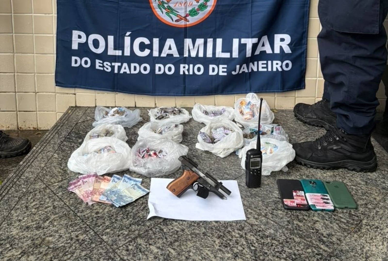 Agentes do 12º BPM apreenderam pistola, drogas e rádio na Vila Ipiranga Reprodução/Polícia Militar
